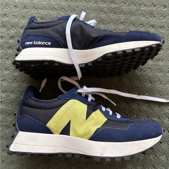 New Balance 327 LIKE NEW! - Picture 4 of 6